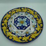 Piatto in ceramica decoro barocco