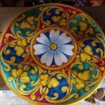 Piatto in ceramica decoro barocco