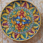Piatto in ceramica decoro barocco